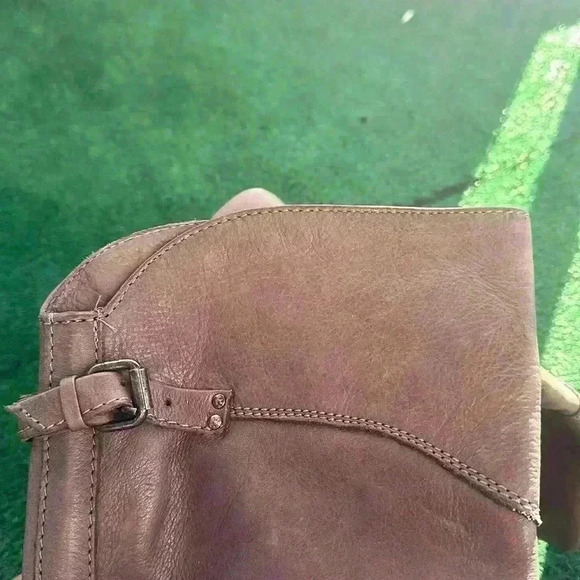 Frye - Picture 7 of 8